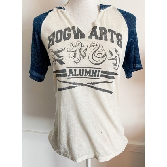 Harry Potter • Hogwarts Alumni Graphic Tee - Picture 1 of 4